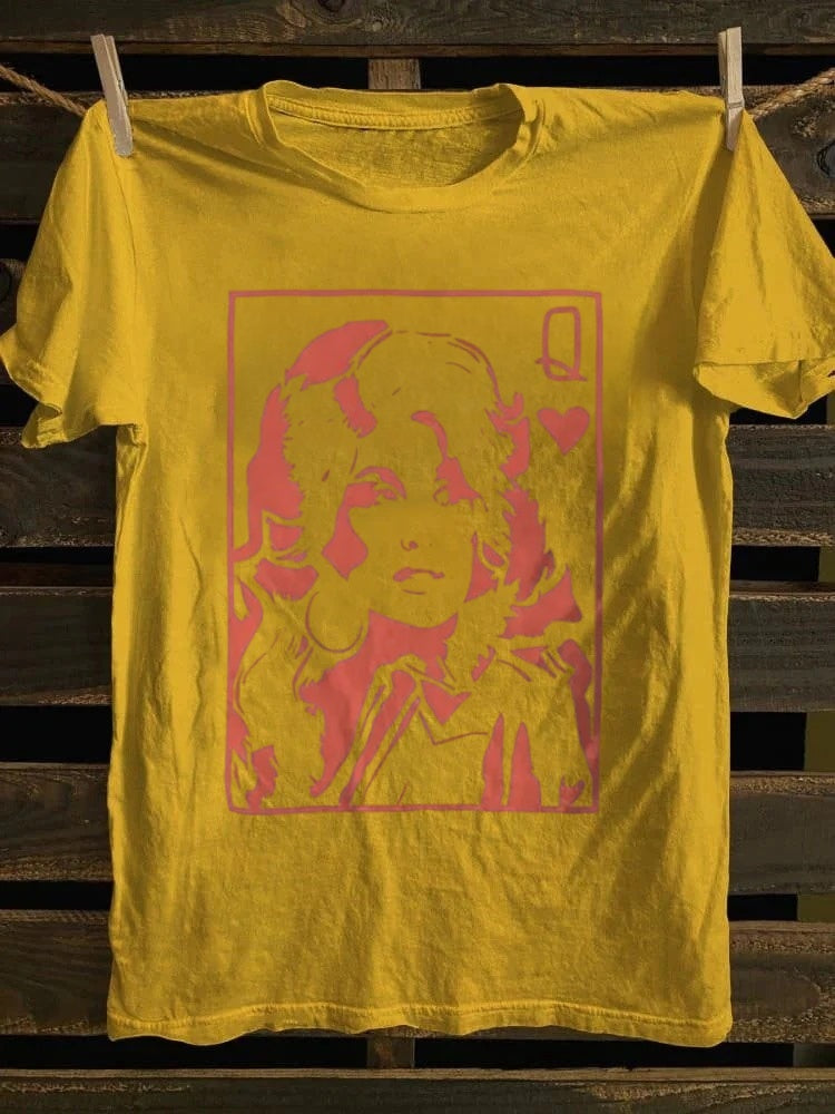 Retro Red Queen of Hearts Graphic Tee – A Nod to Pop Culture Icons